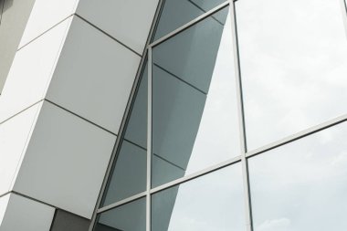 Geometrik renkli bina cephesi elementleri, beyaz, mavi, gri renklerin soyut arkaplan ve dokusu için ışık fişeği ve yansıması olan uçaklar, çizgiler ve köşeler. Metin için yer