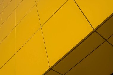 Geometrik renkli bina cephesi elementleri, beyaz, mavi, gri renklerin soyut arkaplan ve dokusu için ışık fişeği ve yansıması olan uçaklar, çizgiler ve köşeler. Metin için yer