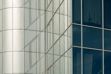 Geometrik renkli bina cephesi elementleri, beyaz, mavi, gri renklerin soyut arkaplan ve dokusu için ışık fişeği ve yansıması olan uçaklar, çizgiler ve köşeler. Metin için yer
