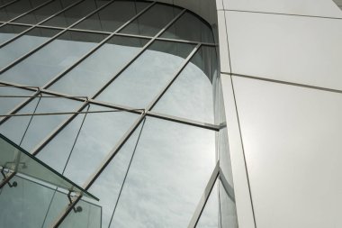 Geometrik renkli bina cephesi elementleri, beyaz, mavi, gri renklerin soyut arkaplan ve dokusu için ışık fişeği ve yansıması olan uçaklar, çizgiler ve köşeler. Metin için yer