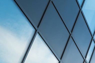 Geometrik renkli bina cephesi elementleri, beyaz, mavi, gri renklerin soyut arkaplan ve dokusu için ışık fişeği ve yansıması olan uçaklar, çizgiler ve köşeler. Metin için yer