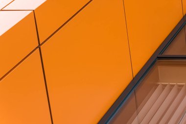 Geometrik renkli bina cephesi elementleri, beyaz, mavi, gri renklerin soyut arkaplan ve dokusu için ışık fişeği ve yansıması olan uçaklar, çizgiler ve köşeler. Metin için yer