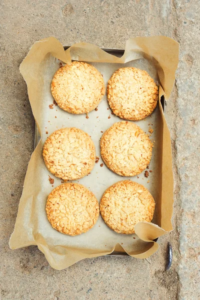 Galletas sobre papel arrugado — Foto de Stock