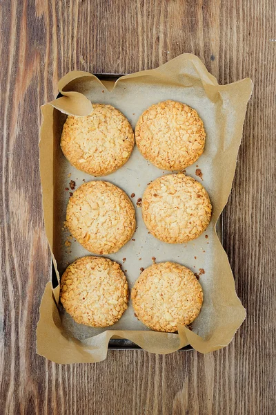 Bolachas e biscoitos em papel amassado — Fotografia de Stock