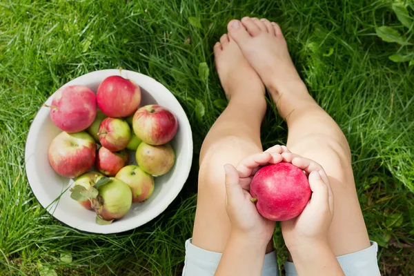 Mains avec pomme rouge . — Photo