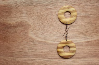 Ahşap yüzey üzerinde moda aksesuarları