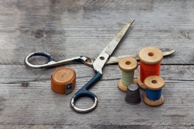 dikiş araçlarını ve renkli iş parçacığı arka plan