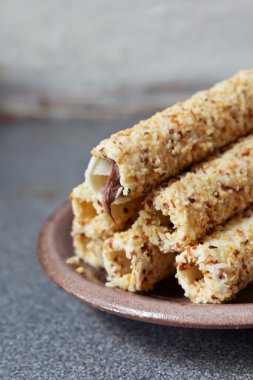 Gofret çikolata krema ile kaplı fındık kahverengi bir plaka üzerinde rulo