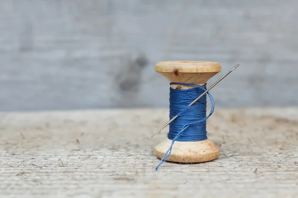 ビンテージ リールの糸と針の — ストック写真