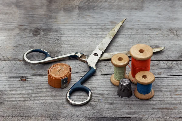 Background with sewing tools and colored  thread — Stock Photo, Image