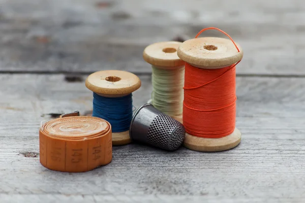 Background with  sewing tools and colored thread — Stock Photo, Image