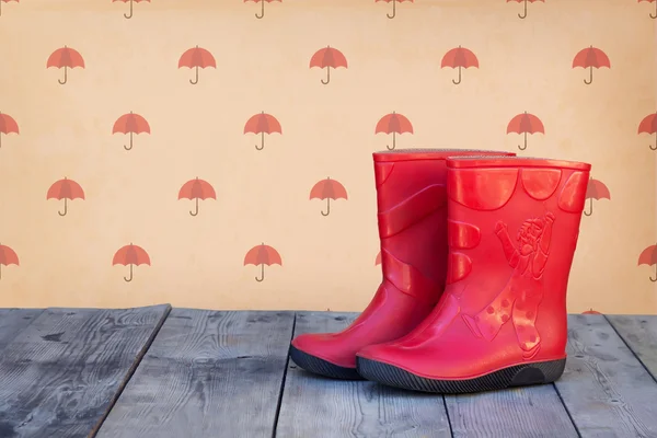 Kırmızı lastik çizme