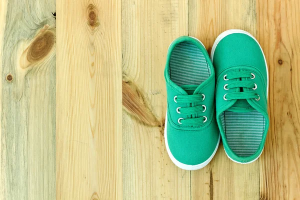 Zapatillas de correr sobre fondo de madera . — Foto de Stock