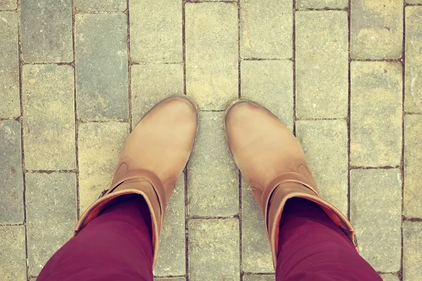 棕色的鞋，从混凝土砌块路面的鸟瞰图 — 图库照片