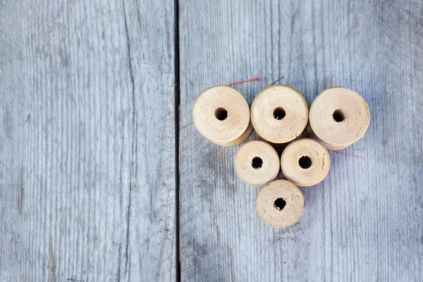 Vintage spools of thread on a wooden table — Stock Photo, Image