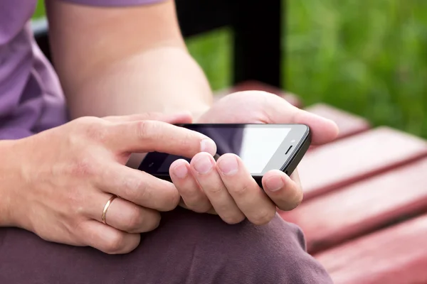 Mann benutzt Smartphone — Stockfoto