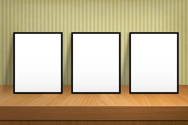 Stoją trzy puste plakat na drewnianym stole na wzór łuk — Zdjęcie stockowe