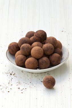 Tabakta çikolatalı trüf.