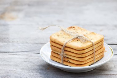 Tuzlu bisküvi kraker ahşap masa üzerinde bir plaka üzerinde