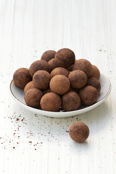 Tabakta çikolatalı trüf.