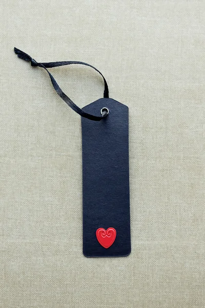Etiqueta de regalo en blanco negro con corazón de amor —  Fotos de Stock
