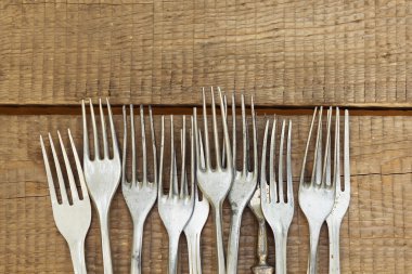 Arka plan üzerinde ahşap masa retro çatal ile