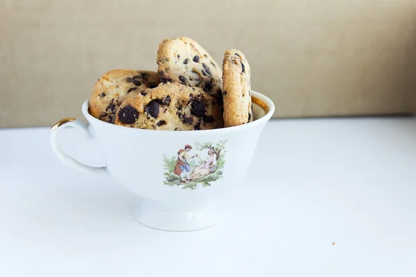 Galletas de galletas con chispas de chocolate en una taza de té vintage — Foto de Stock