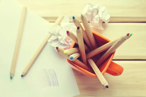 Vue du dessus des crayons colorés dans une tasse — Photo