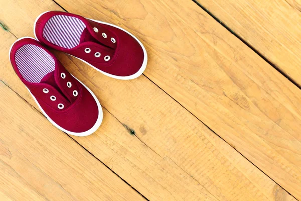 Schuhe auf Holzgrund — Stockfoto