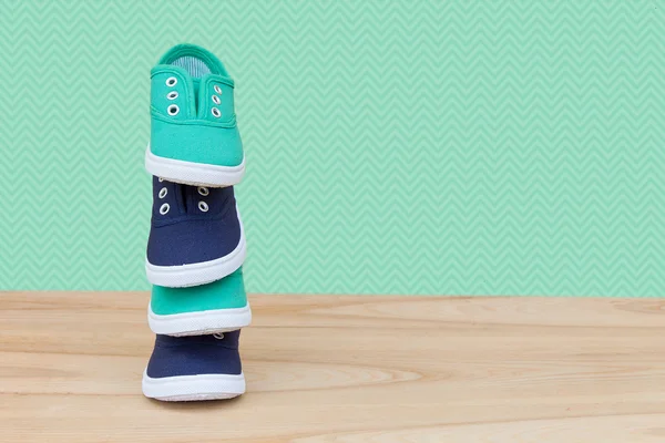 Elegantes zapatillas verdes y azules — Foto de Stock