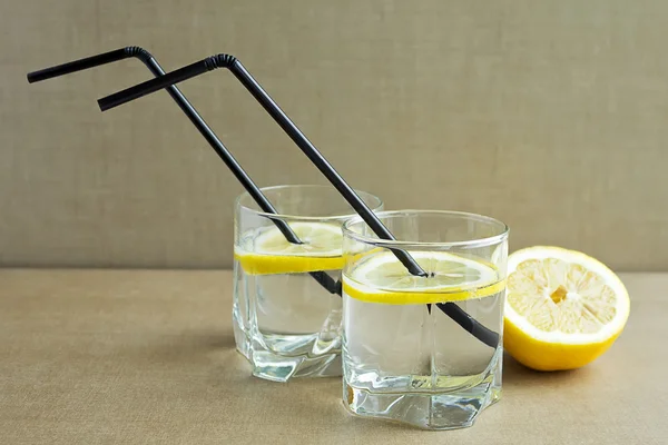 Dois copos com limonada com limão fresco — Fotografia de Stock