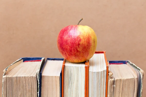 Ripe apple and vintage books — Stock Photo, Image