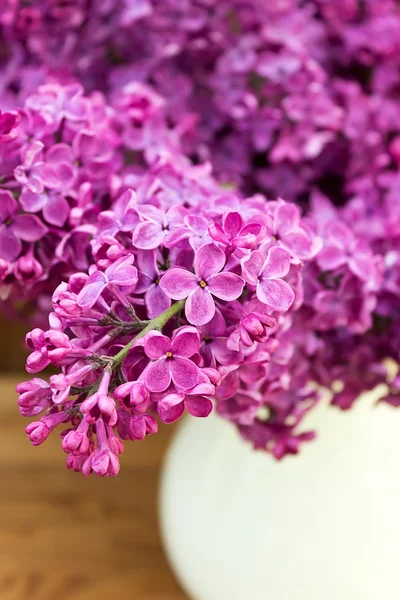 Bouquet lilla in brocca di ceramica — Foto Stock