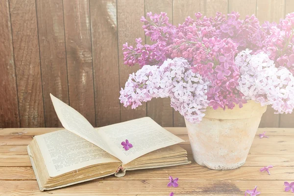 Lilac flowers and old book — Stock Photo, Image