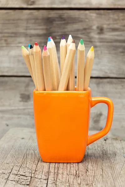 Lápices de color en una taza naranja —  Fotos de Stock