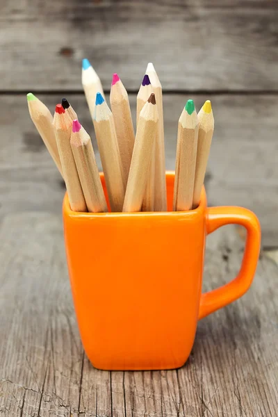 Lápis de cor em um copo de laranja — Fotografia de Stock