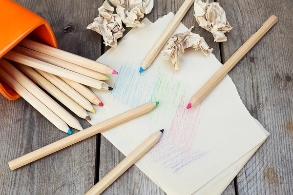 Ołówki kolorowe na drewnianym stole — Zdjęcie stockowe