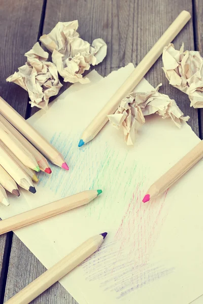 Lápices de color sobre mesa de madera —  Fotos de Stock