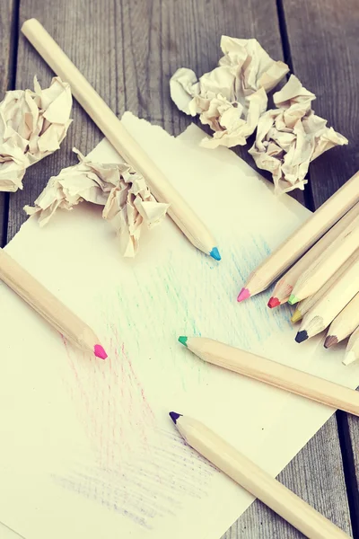 Lápices de color sobre mesa de madera —  Fotos de Stock