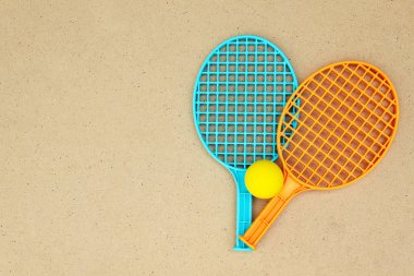 Tenis raketi ve top