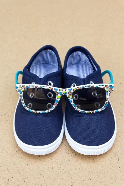 Zapatillas y gafas de sol azules . — Foto de Stock