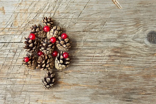 Árbol de Navidad hecho de conos — Foto de Stock