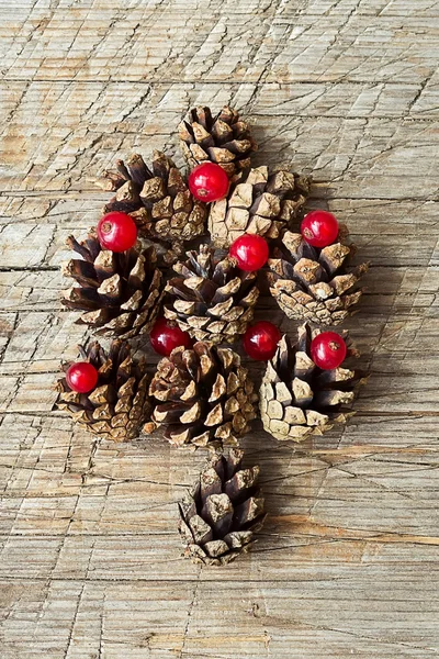 Árbol de Navidad hecho de conos — Foto de Stock