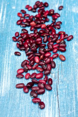 Kuru fasulye serpilir