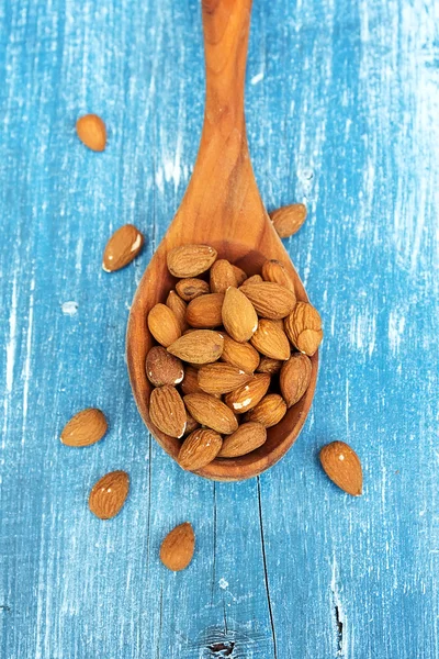 Almendras en cuchara de madera — Foto de Stock