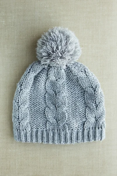 Chapeau gris tricoté avec pompon — Photo