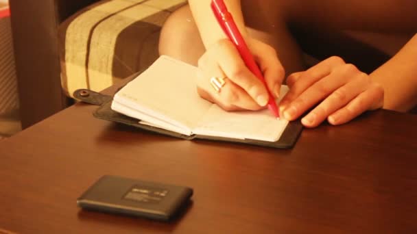 Γυναίκες χέρια-γραφής προκηρύξεις στο τραπέζι — Αρχείο Βίντεο