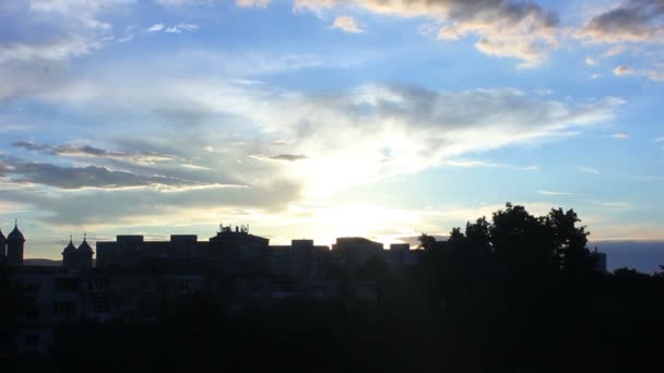 Wolken über der Stadtsilhouette und Zeitraffer bei Sonnenuntergang — Stockvideo