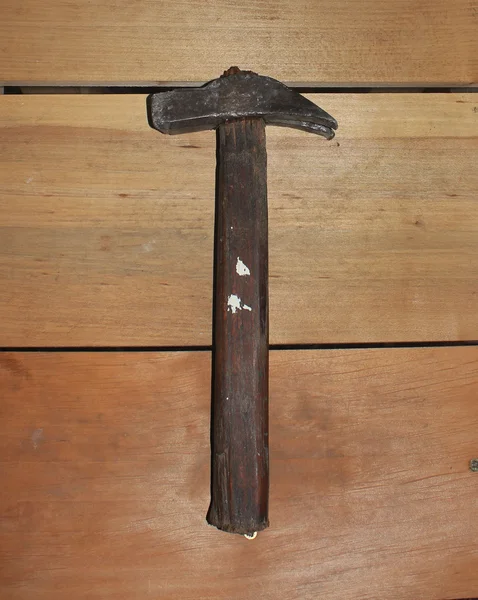 Vieux marteau avec fond en bois — Photo