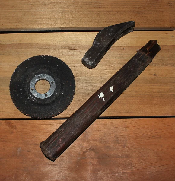 Старый молоток и режущий диск — стоковое фото